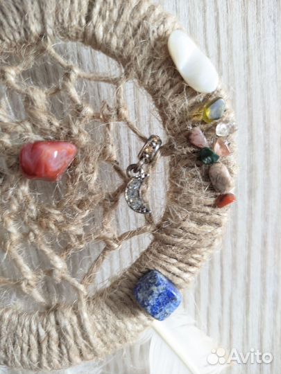 Оберег ручной работы с самоцветами