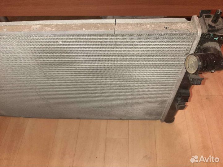 Радиатор охлаждения Peugeort 4007 2.2 дизель