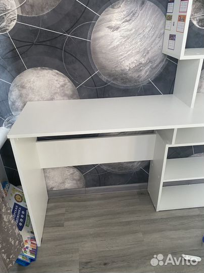 Письменный стол для школьника белый