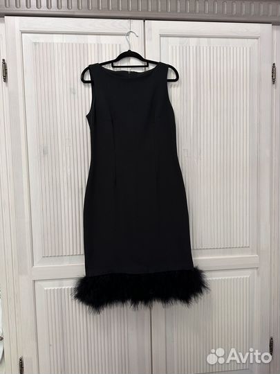 Платье футляр миди с перьями