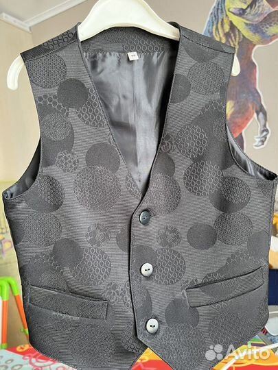 Жилетка черная для мальчика 98 размер