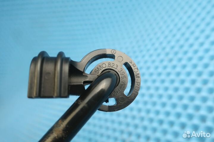 Опора капота Skoda Fabia 2 полный комплект