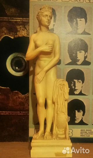 Фигурка купальщицы как богини, колкий пластик