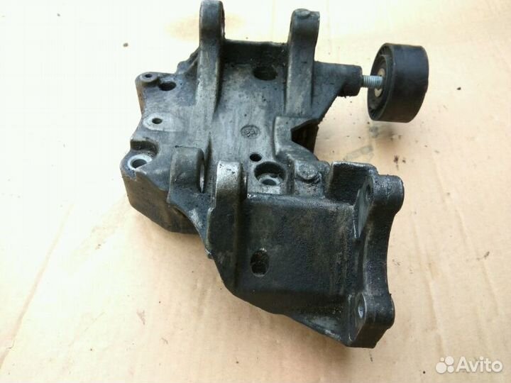 Кронштейн генератора Пежо 206