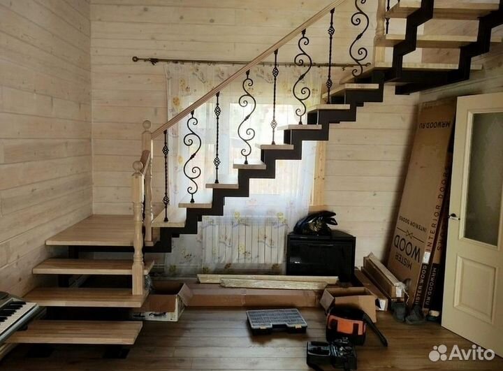 Лестница с площадкой на второй этаж