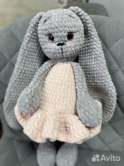 Вязанная игрушка зайка