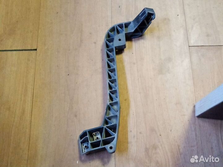 Кронштейн радиатора правый Mersedes Benz Gl