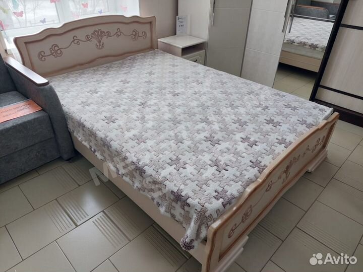 Кровать массив