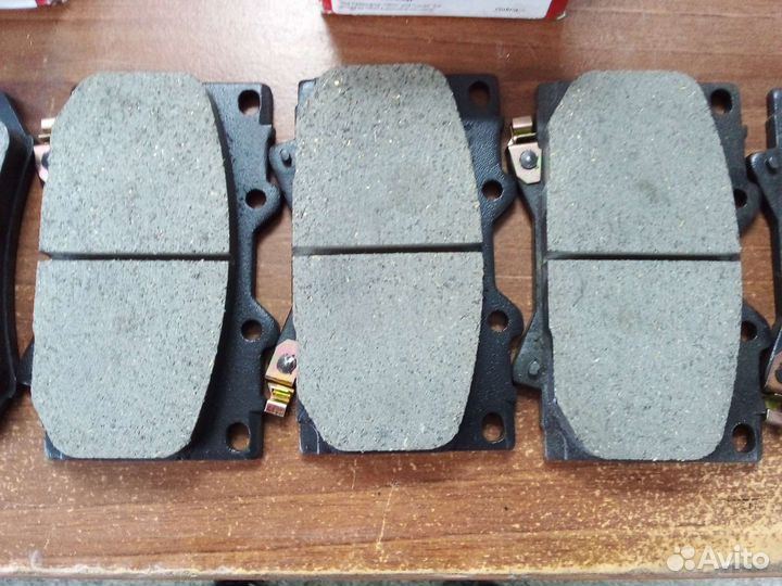 Тормозные колодки перед Toyota Land Cruiser 100