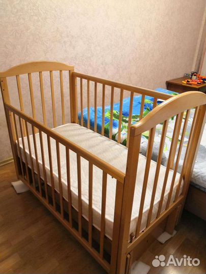 Детская кроватка с маятником и ящиком + матрас