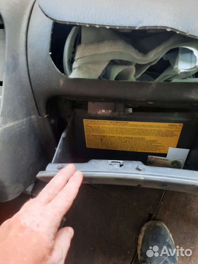 Mitsubishi Carisma бардачок