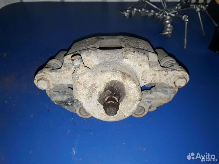 Суппорт левый Daewoo Nexia