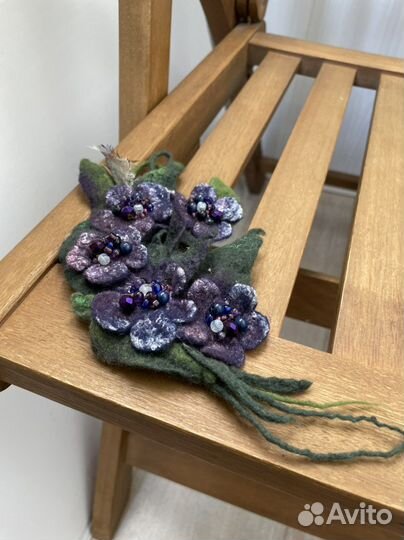 Валяная брошь «Ночное рандеву»