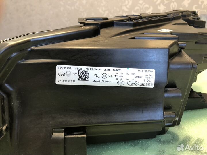 Фара светодиодная правая Skoda Superb 3