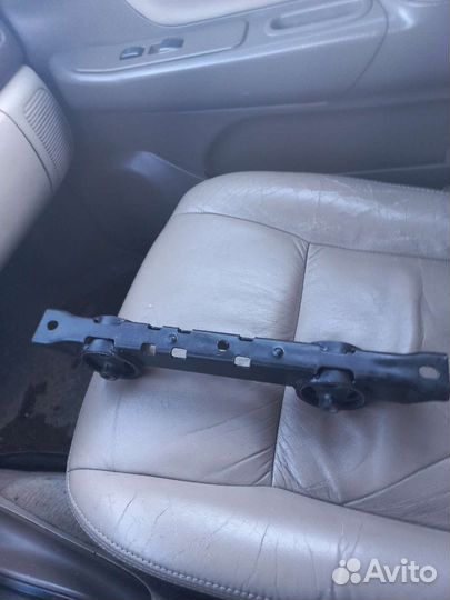 Подушка крепления двигателя 6G72 задняя