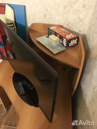 Компьютерный стол угловой с полками