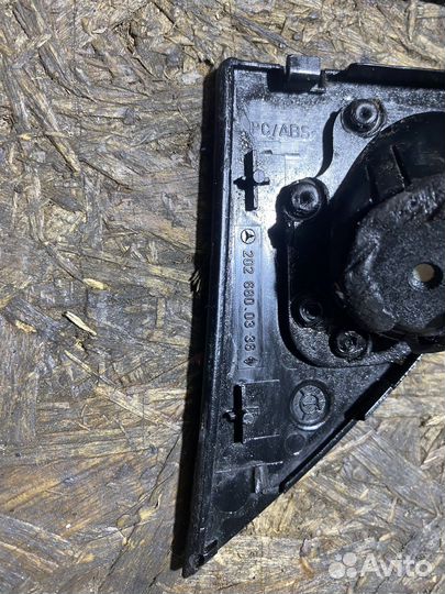 Крышка динамика в торпеде mercedes benz w202