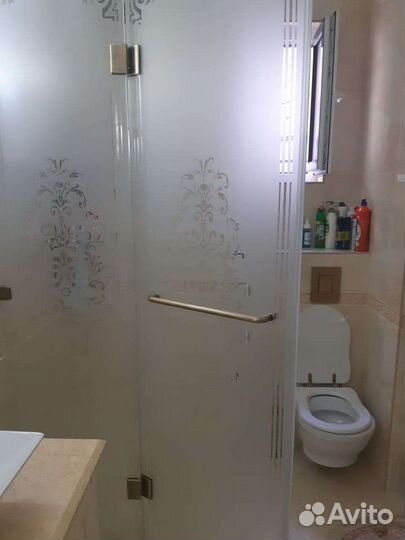 Стеклянные душевые перегородки