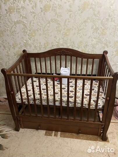 Детская кроватка с маятником и ящиком