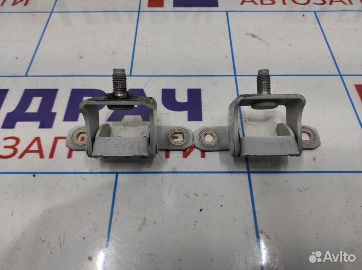 Петли двери багажника Nissan Juke (F15). Комплект