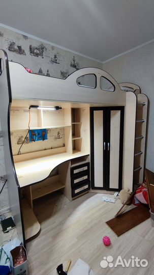 Детская кровать чердак со столом и шкафом