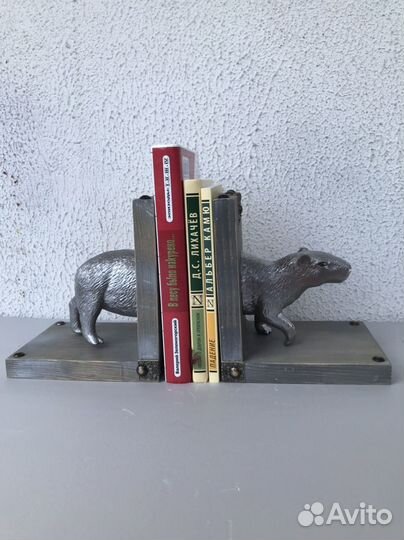 Статуэтка для книг 