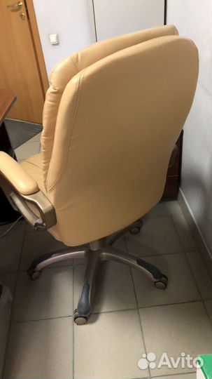 Кресло руководителя бежевое