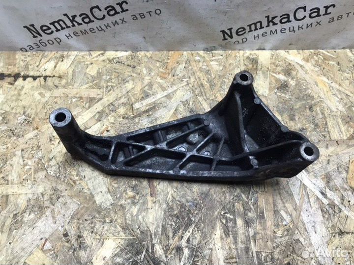 Кронштейн двигателя правый Volkswagen Transporter
