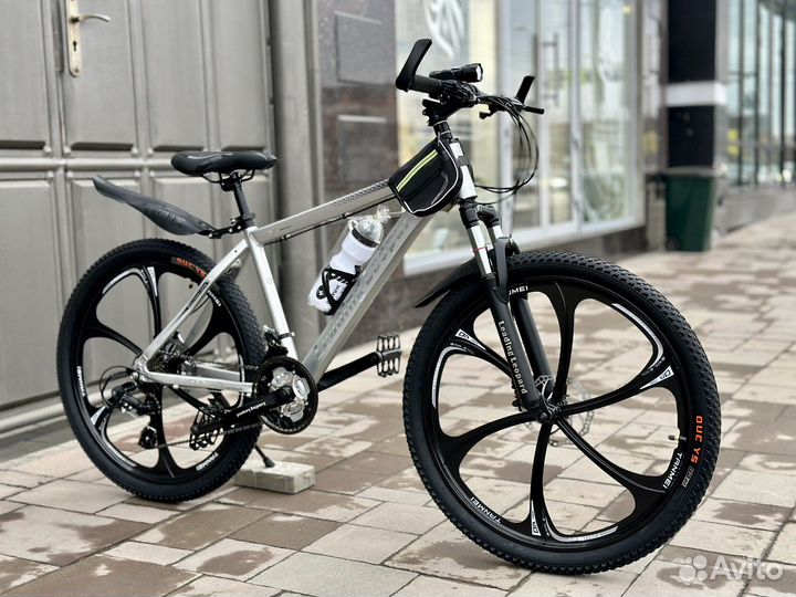 Велосипед спортивный на литых дисках 26 размер