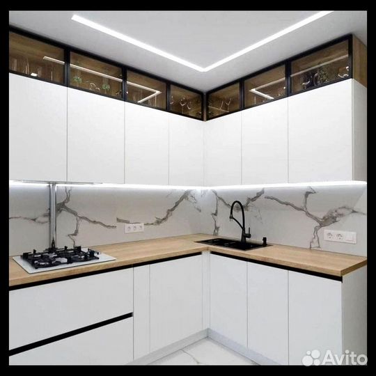 Экологичная кухня под потолок