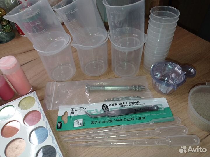 Пигменты, наполнители, пипетки, мерные стаканы