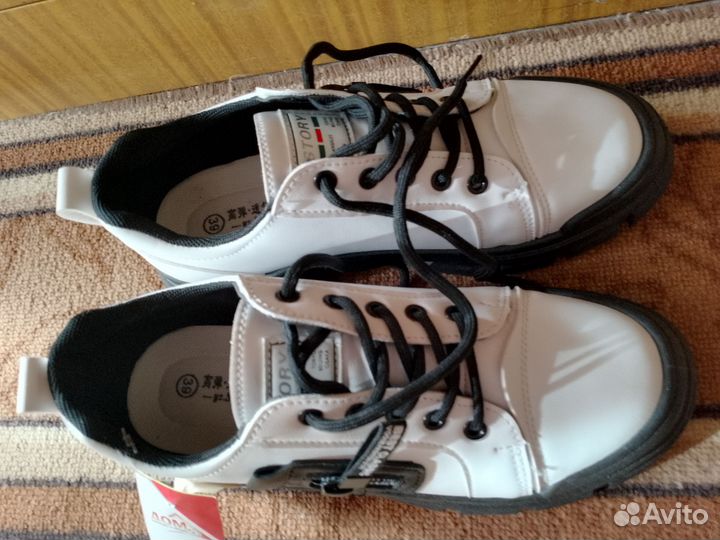 Кроссовки женские