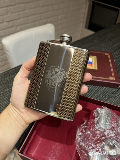 Фляжка и стопки