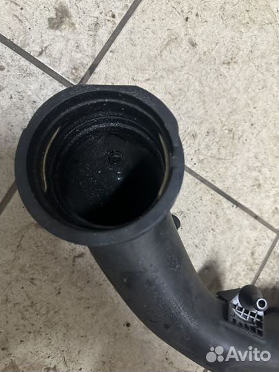 Патрубок надува 13717604033