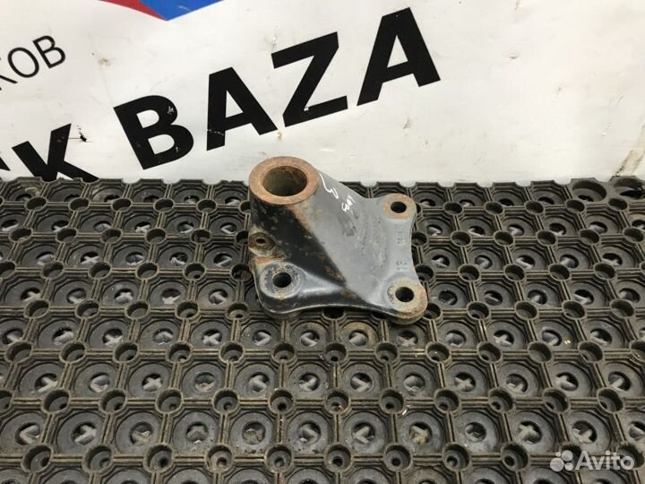 Кронштейн цилиндра подъема кабины