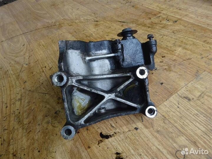 Кронштейн генератора Kia Sportage 2004-2010