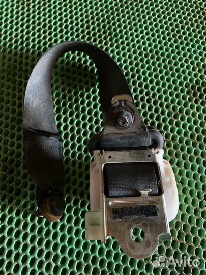 Ремень безопасности задний Nissan Almera N16