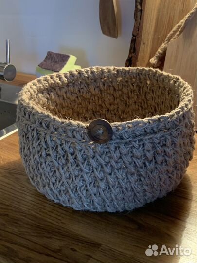 Корзина, связанная из джута