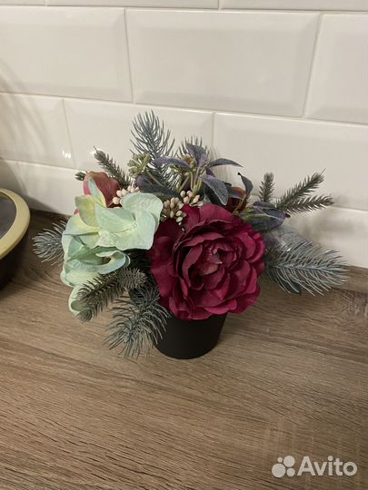 Искусственные цветы в горшке