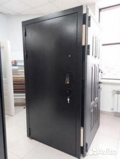 Входная уличная дверь