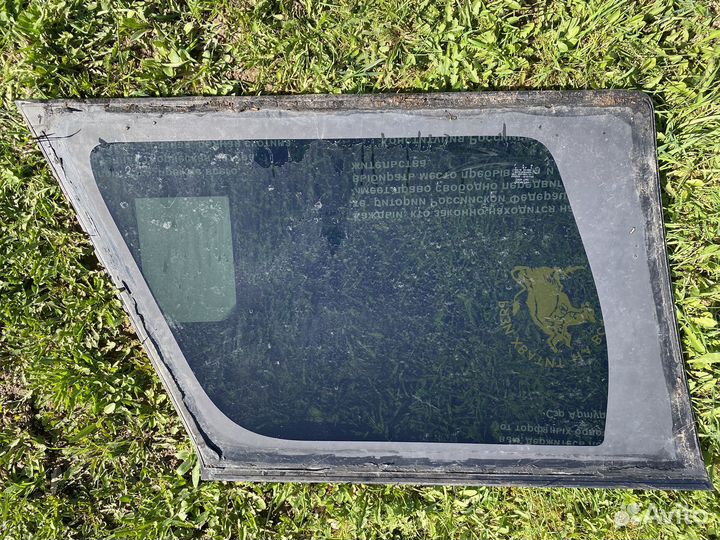 Стекло боковое заднее правое tahoe gmt410