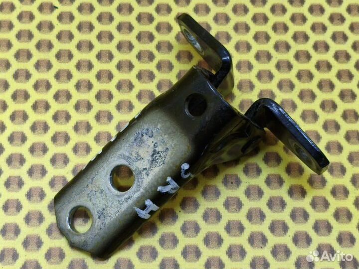 Петля двери задняя нижняя правая Mitsubishi