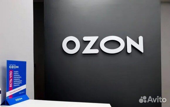 Сотрудник в пункт выдачи заказов