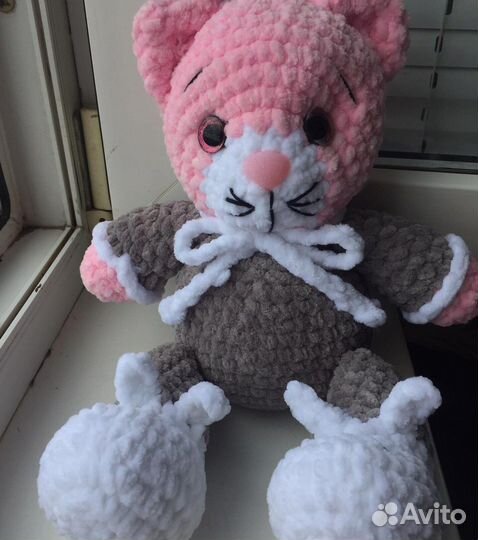 Вязаная игрушка котик