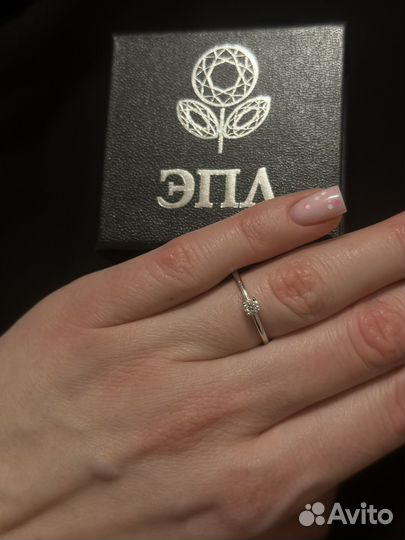 Кольцо с бриллиантом