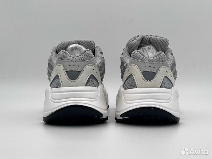 Кроссовки женские Adidas Yeezy Boost 700