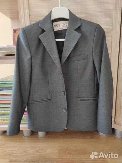 Портфель, брюки, пиджак, жилет, рубашки