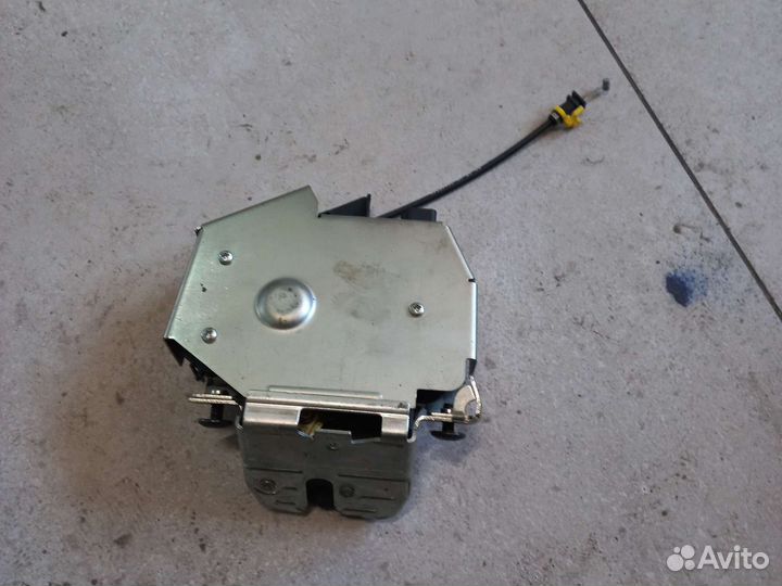 Замок багажника Volvo XC70 2