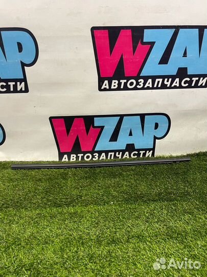 Молдинг стекла двери задней правой Honda HR-V