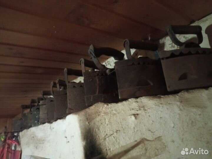 Старинный угольный утюг